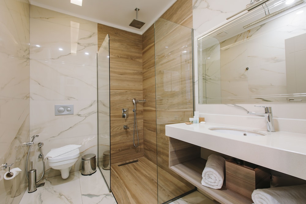 Deluxe Suite with Balcony and Sea view - Photo 3