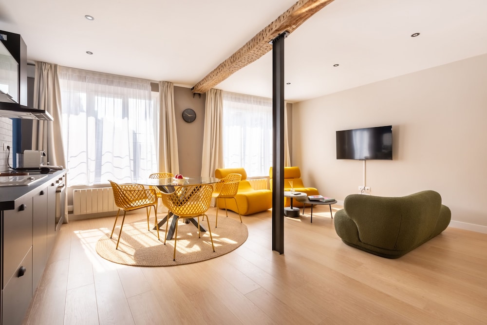 Apartment, Ensuite, City View - Photo 1