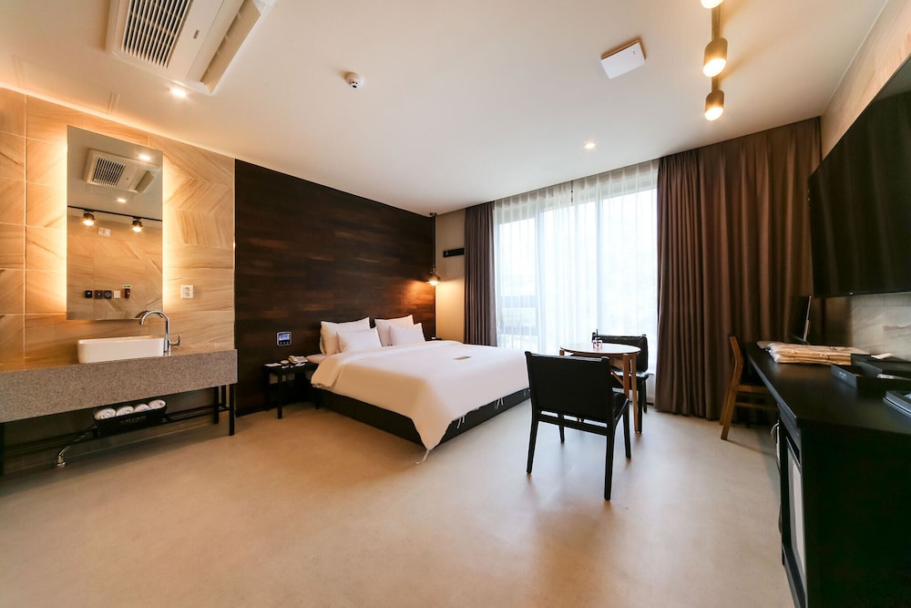 Deluxe Room - Photo 6