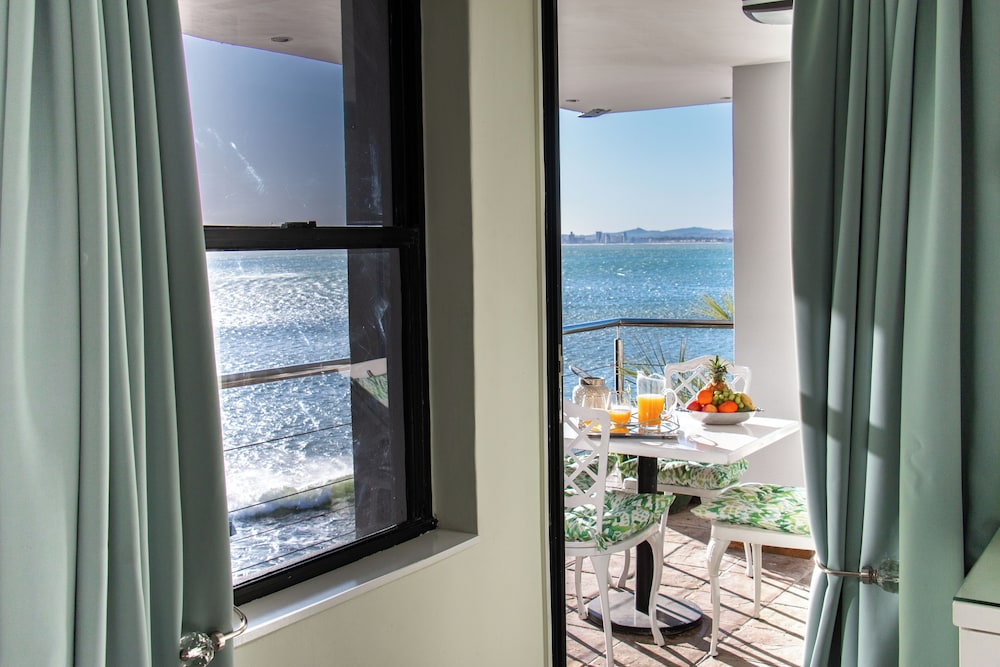 Luxury Suite, 1 King Bed with Sofa bed, Spa Bath, Ocean View, Beachside - Photo 6