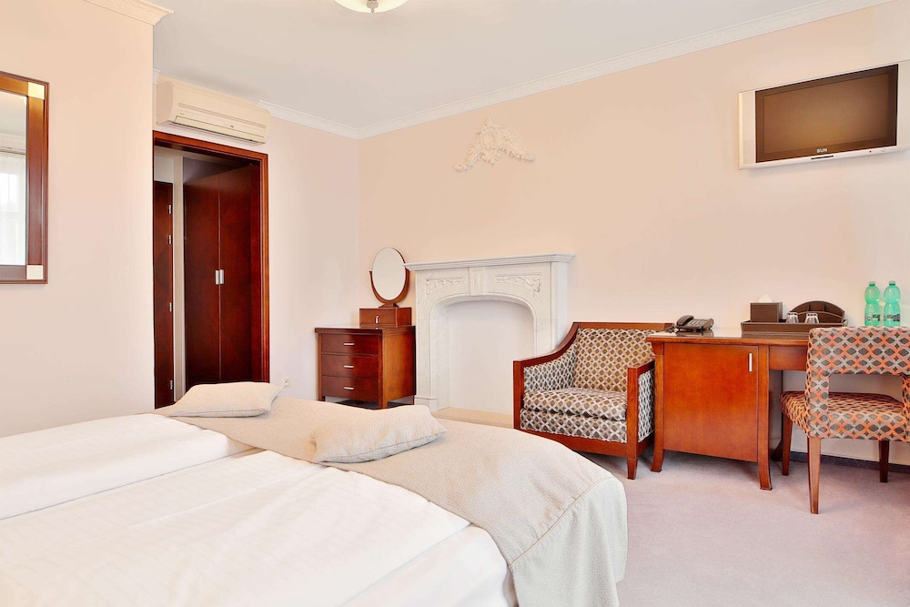 Deluxe Double Room, 1 Double Bed, Patio, City View - Photo 5
