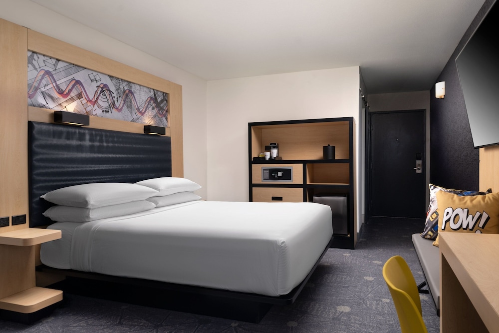 Room, 1 King Bed (Mobility Accessible, Roll-In Shower)