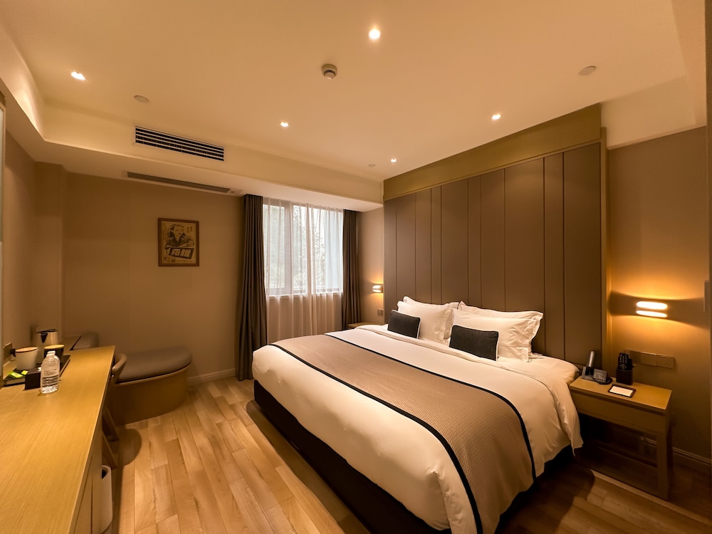 Business Queen Bed photo 1