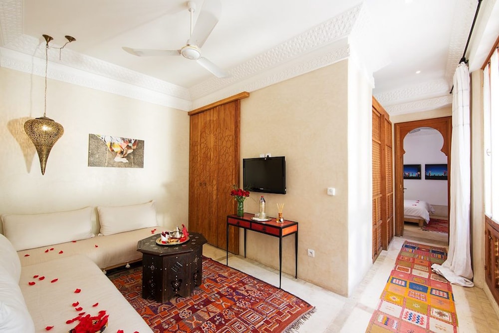 Deluxe Suite - Photo 5