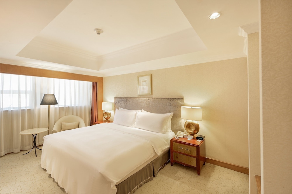 Premium Room, 1 King Bed - Photo 1