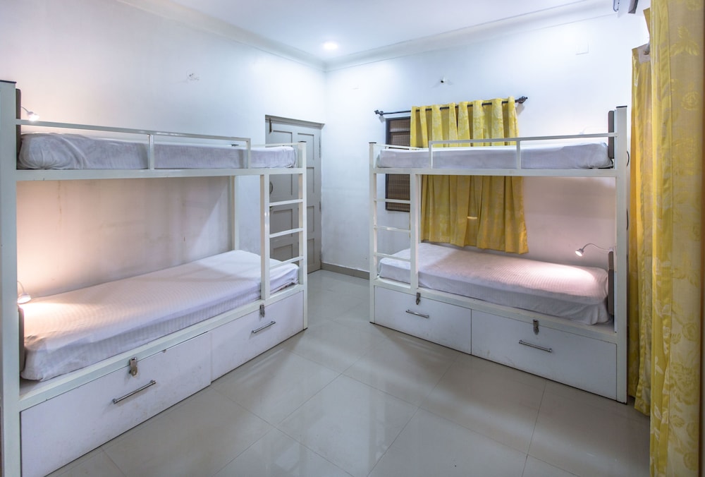 8 Bed Deluxe Mixed Dormitory with Balcony photo 1