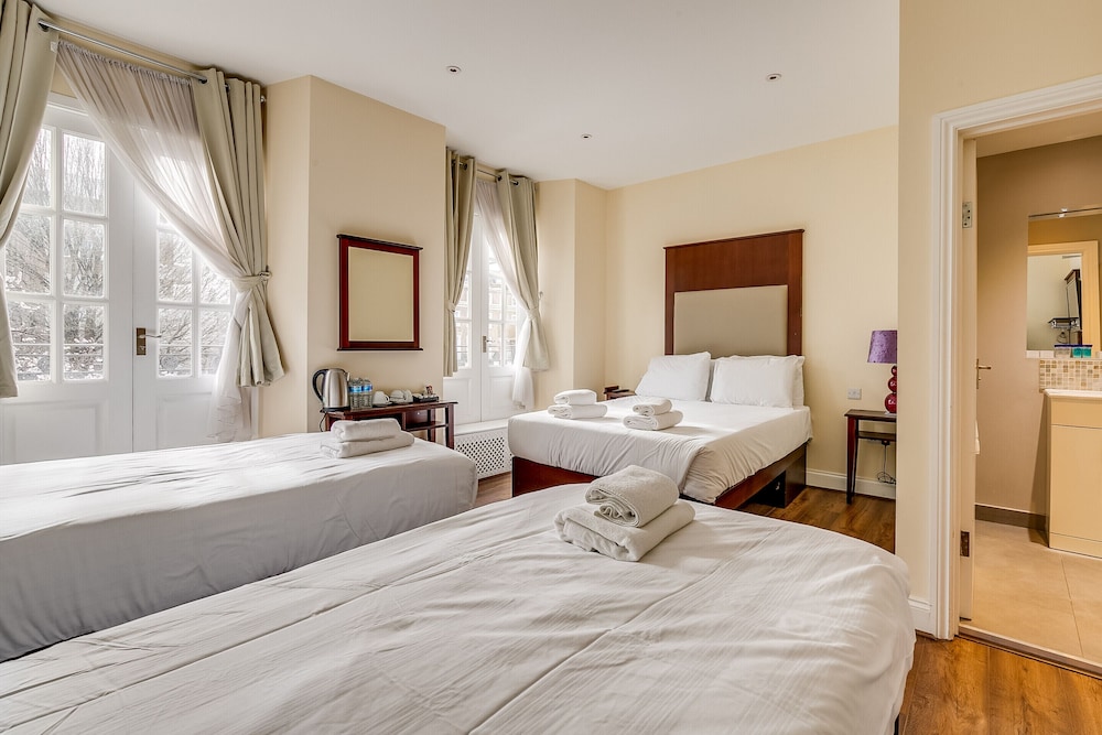 Deluxe Quadruple Room, Ensuite photo 3