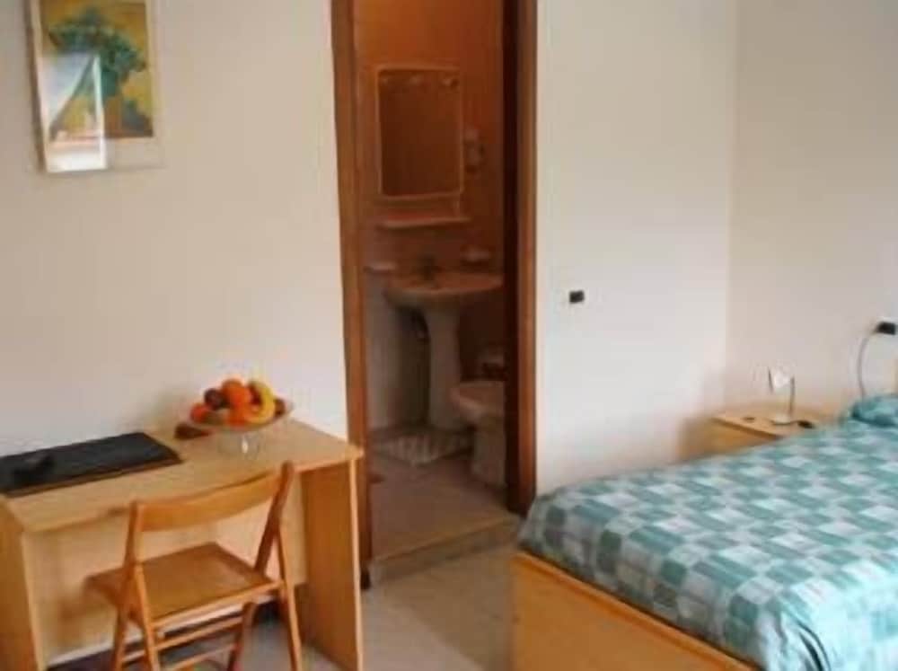 Economy Twin Room, 2 Twin Beds photo 2