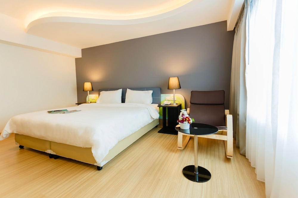 Deluxe King Room photo 1