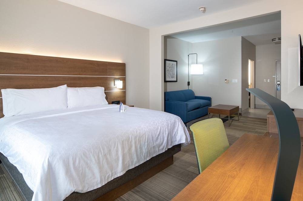 Standard Room, 1 King Bed, Jetted Tub photo 3