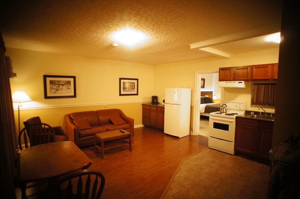 Suite, 1 Queen Bed, Non Smoking, Kitchen photo 1