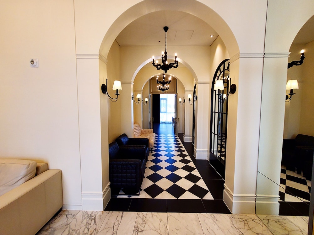 [Chicken/Beer PKG] Presidential Penthouse photo 3