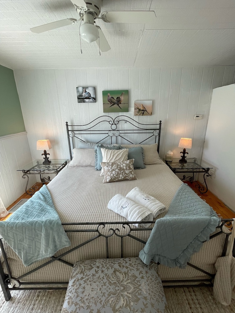 Exclusive Room, 1 King Bed, Balcony, City View