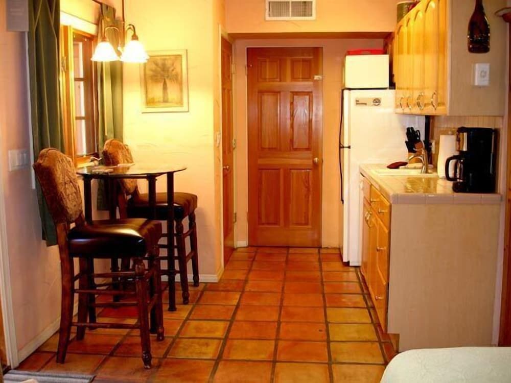 Garden Studio, 1 King, Kitchenette, Fireplace photo 3