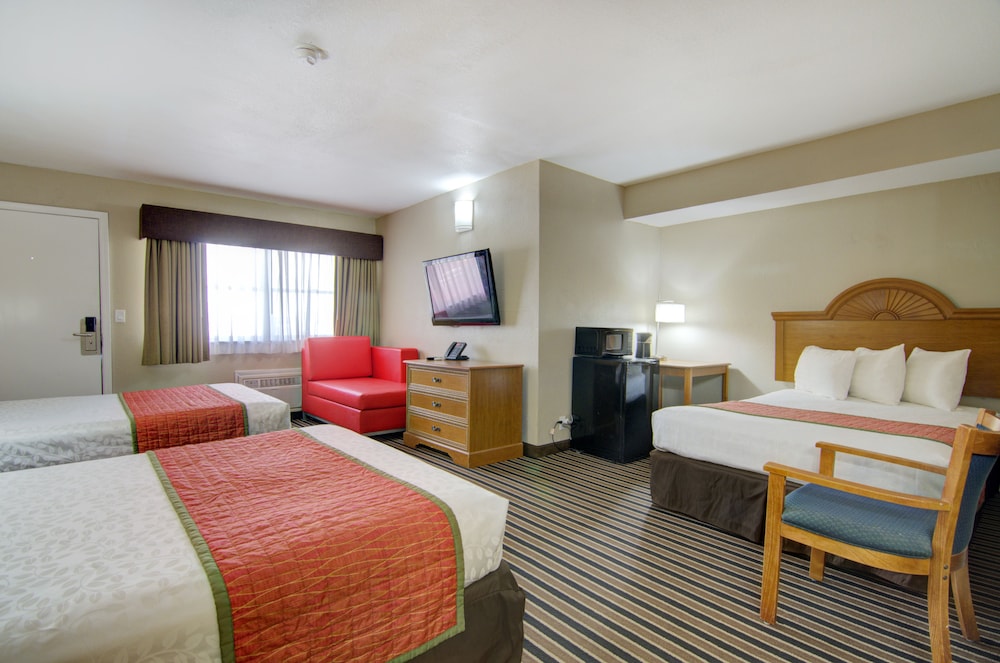 Deluxe Studio Suite, Triple beds photo 2