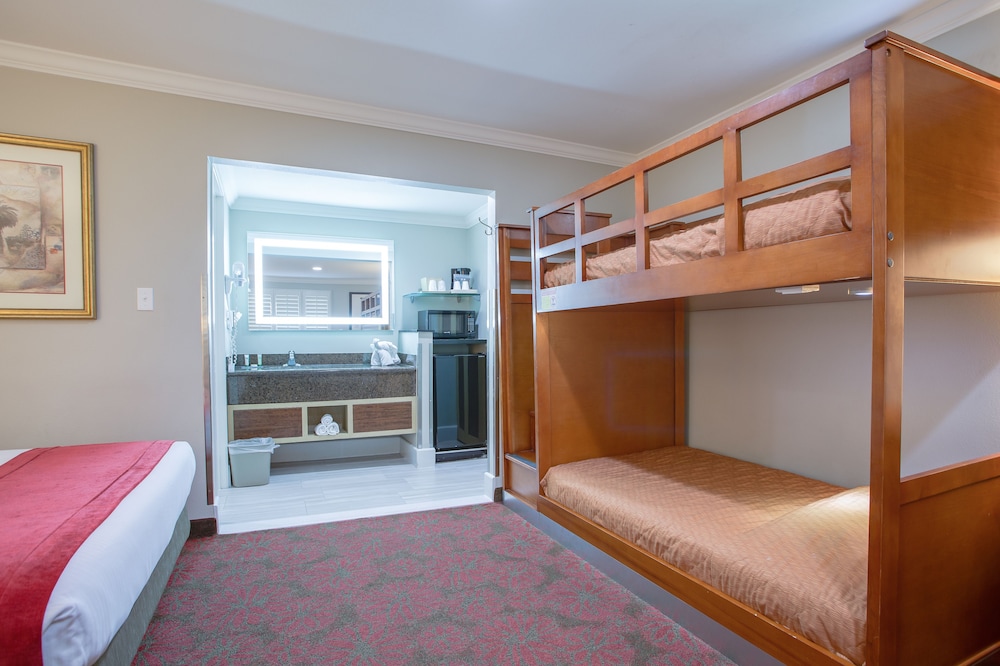 Deluxe Room, 2 Queen Beds (Kids Room with 2 queen beds and Bunk) photo 2