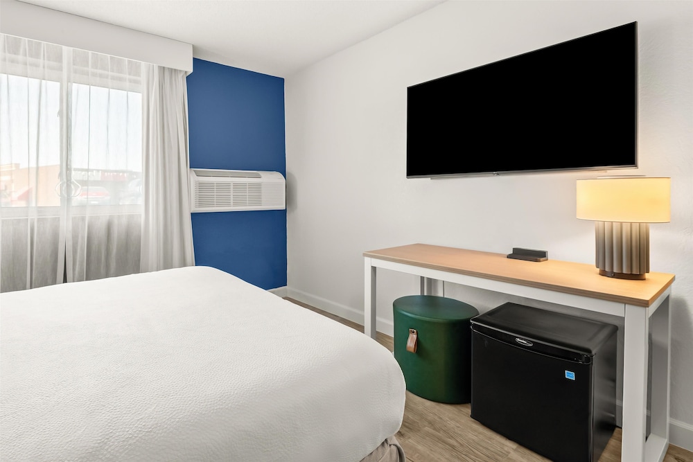 Room, 1 Queen Bed, Accessible (Mobility & Roll-In Shower) - Photo 3