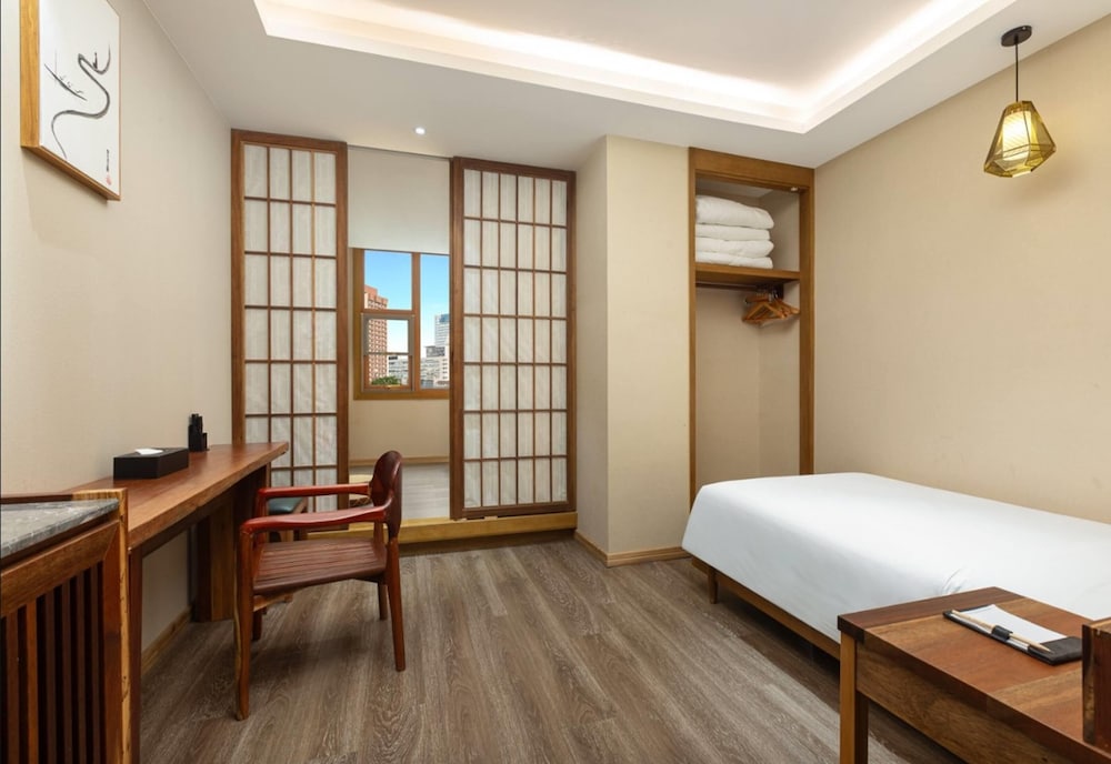 Deluxe Room, Multiple Beds, Non Smoking
