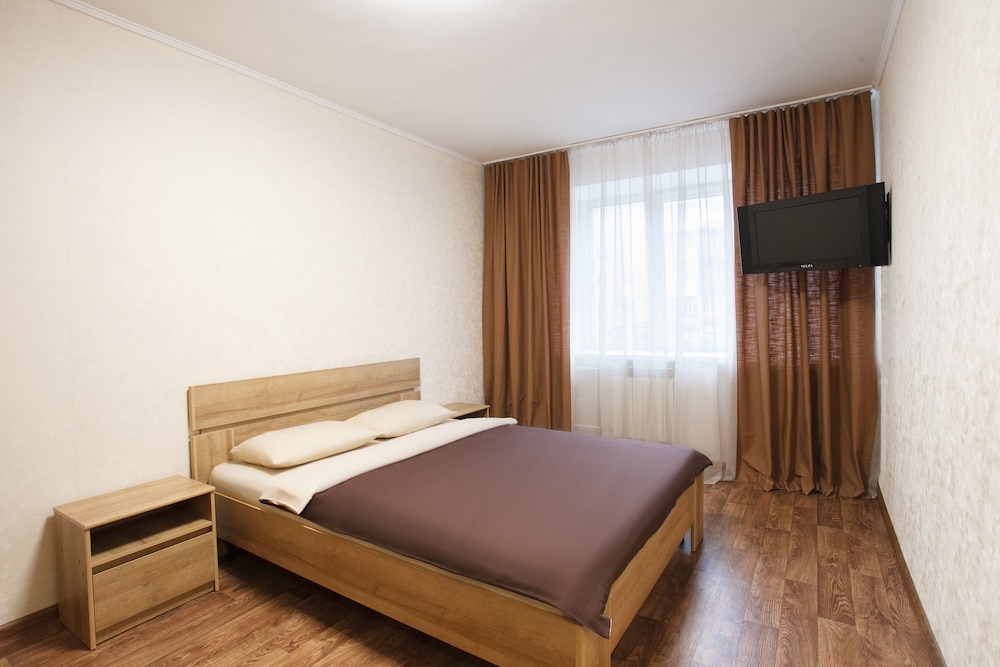 Standard Apartment (Parizhskoy Kommuny st. 14)