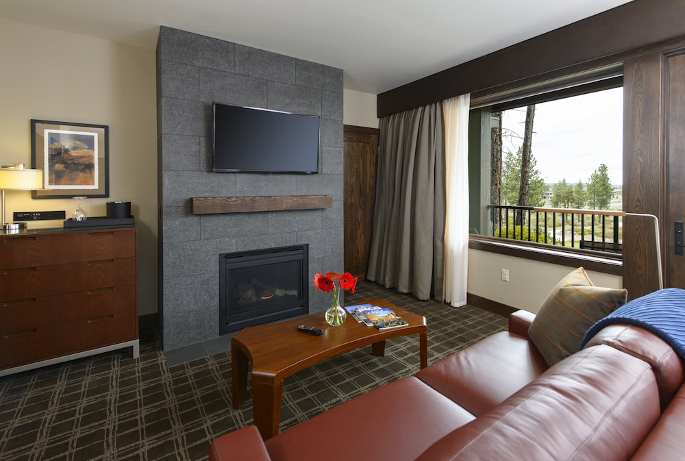 Deluxe Room, 1 King Bed, Mountain View/Golf Course View photo 3