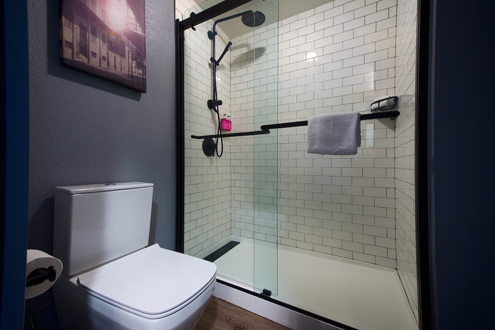 Room, 2 Queen Beds (Hearing Accessible) - Photo 8