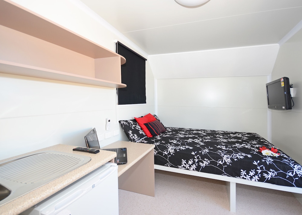 Compact Queen Caravan Room photo 1