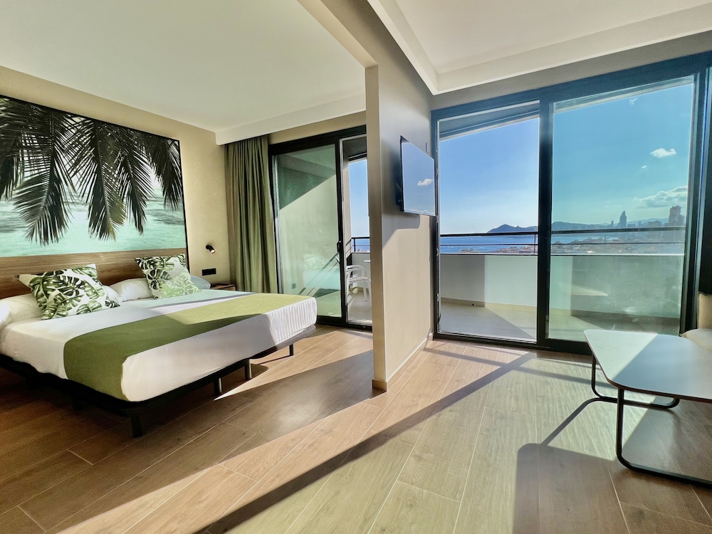 Habitación Premium, Terraza, Vista a la Piscina (3 Adultos + 1 Niño)