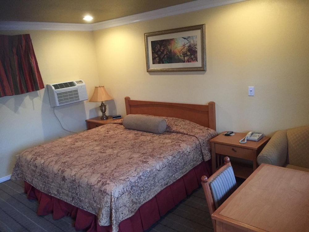 Deluxe Room, 1 King Bed with Microwave and Refrigerator photo 3