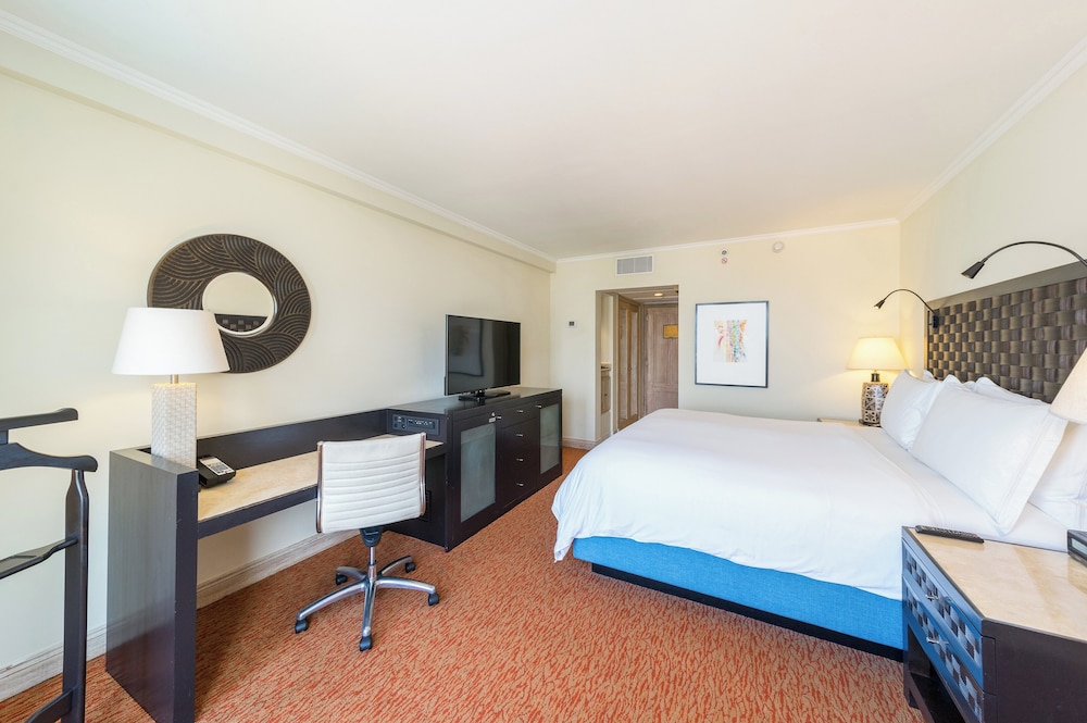 Classic Room, 1 King Bed, Pool View - Photo 5