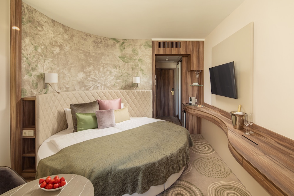 Premium Room, Balcony (Round bed)