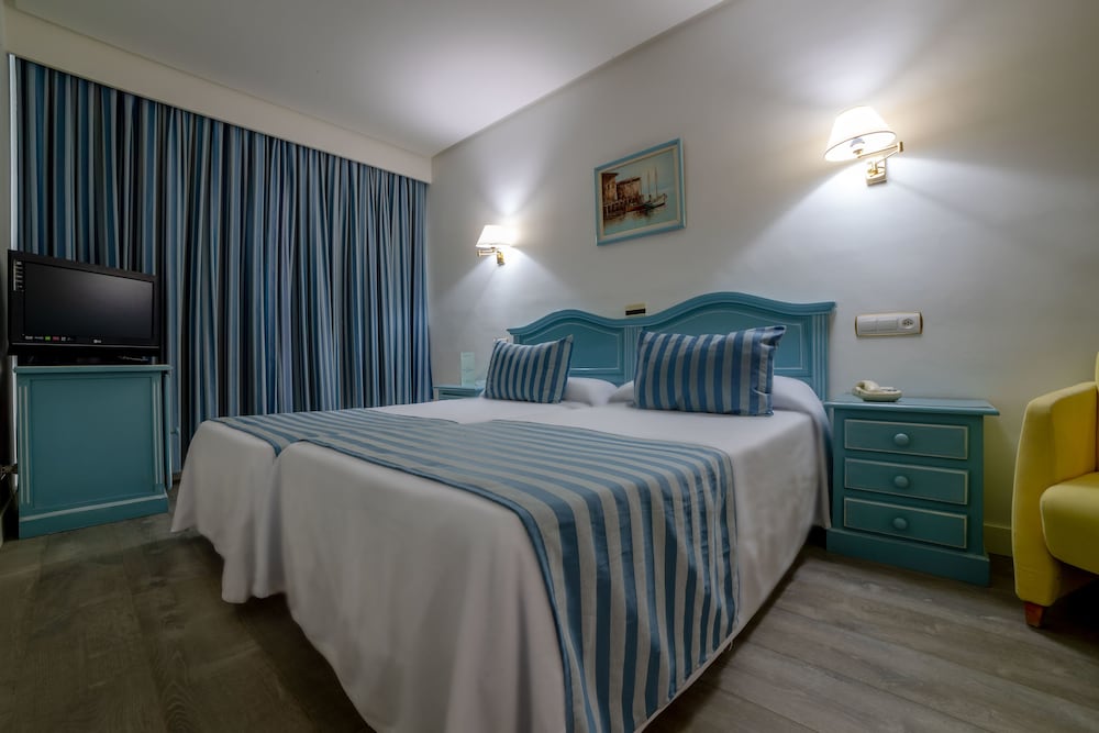 Standard Twin Room - Photo 1