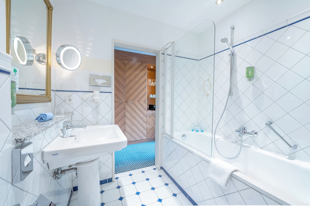 Deluxe Double or Twin Room - Photo 7
