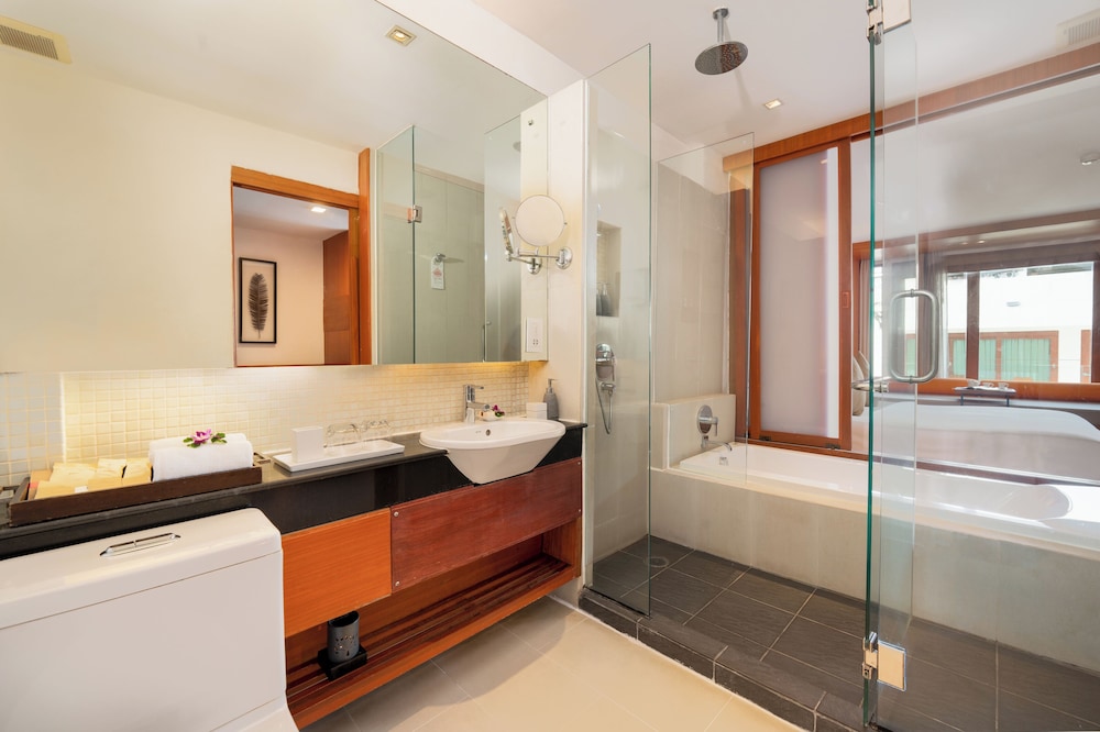 Deluxe Room, Pool View (Free Daily Minibar) - Photo 12
