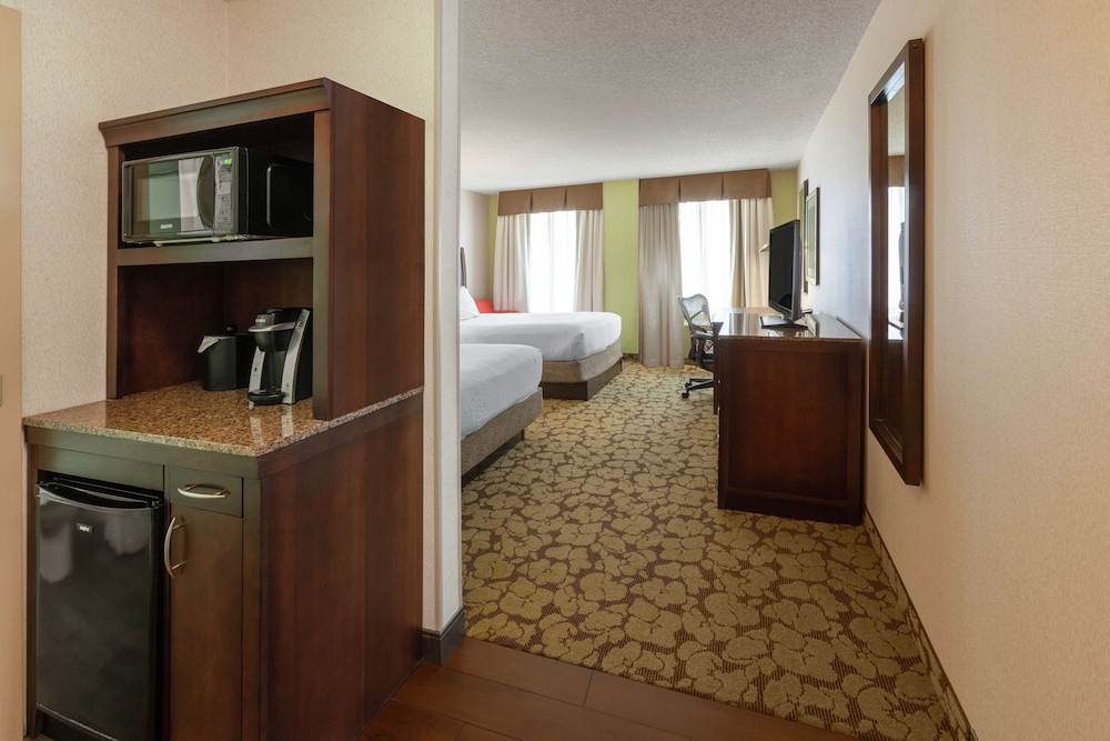 Room, 2 Queen Beds, Accessible (Mobility & Hearing, Roll-In Shower) - Photo 3