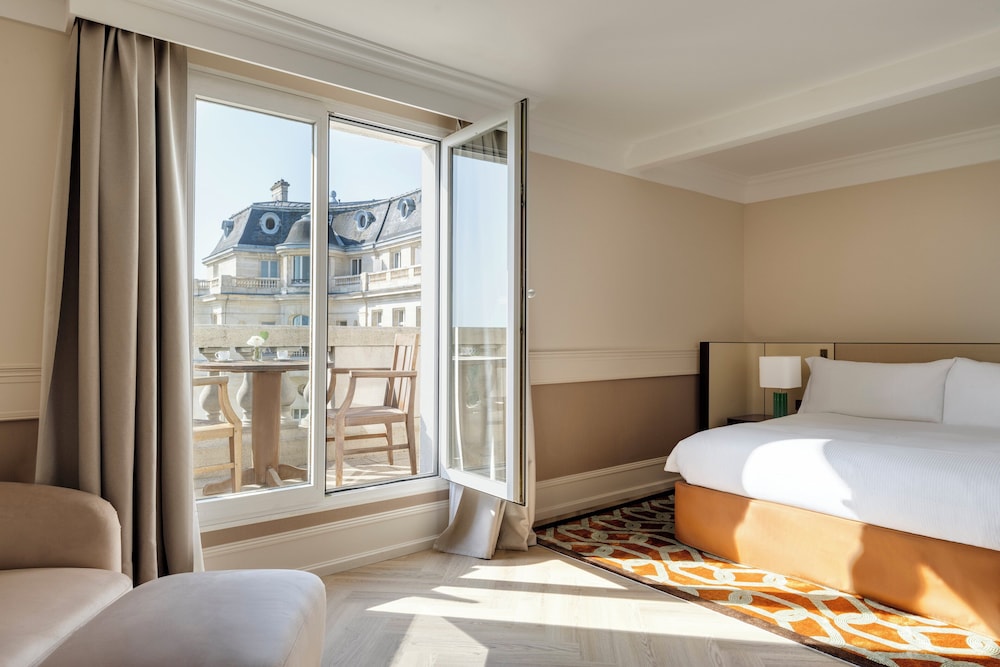 Classic Room, 1 Queen Bed (Furnished Balcony) photo 2