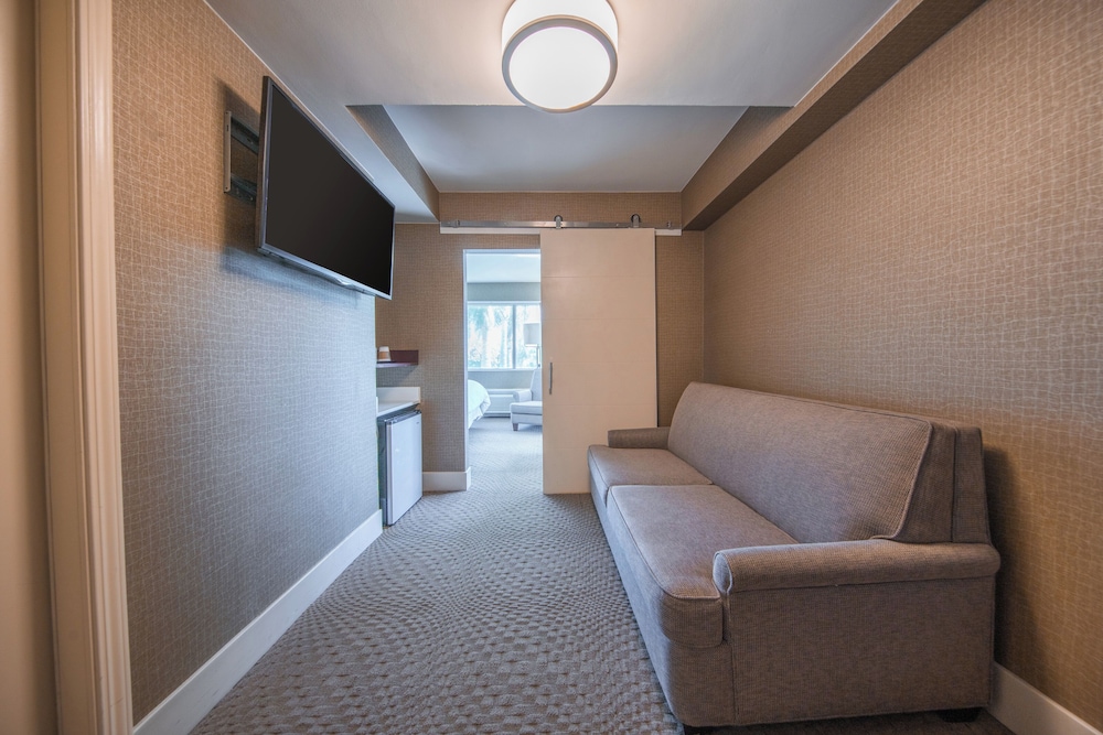 Junior Suite, 1 King Bed, Corner photo 3