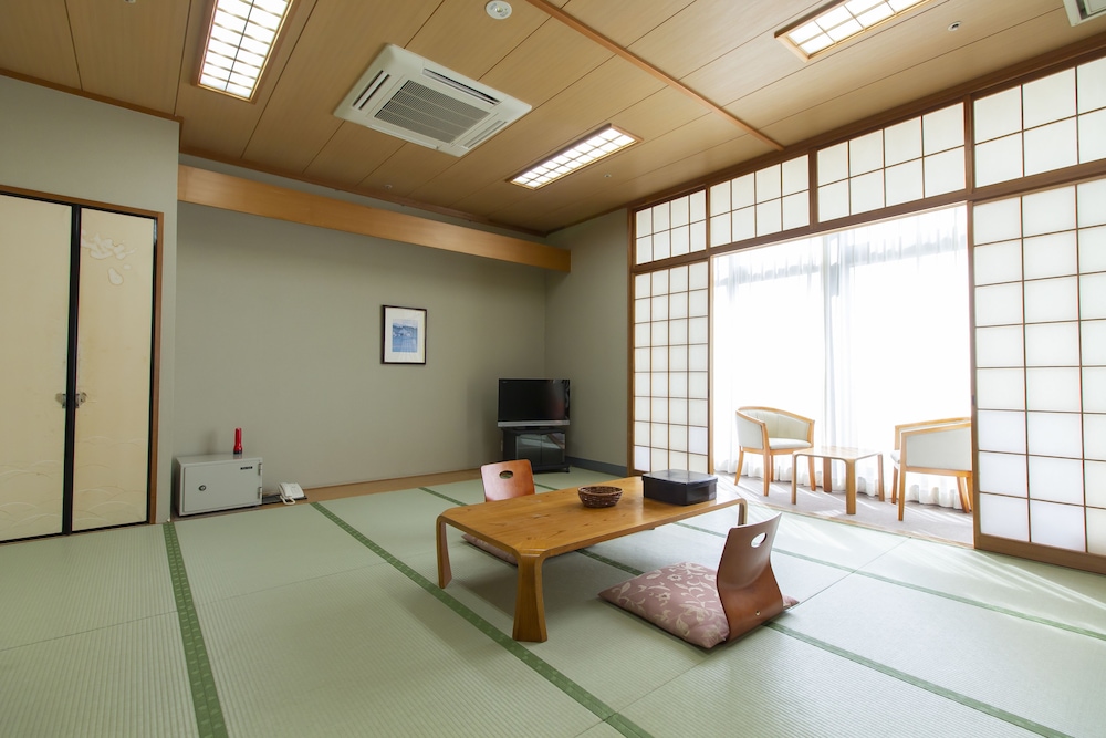 Japanese-style Room for 6 Guests, Smoking, Shared Bathroom photo 2
