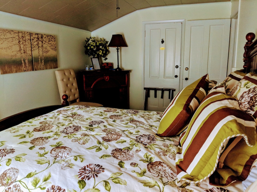 Deluxe Single Room, 1 Queen Bed, Fireplace, Garden View (Rochester) photo 2