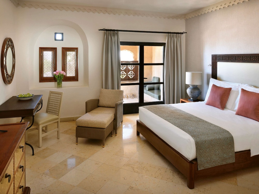 Deluxe Room, 1 King Bed - Photo 2