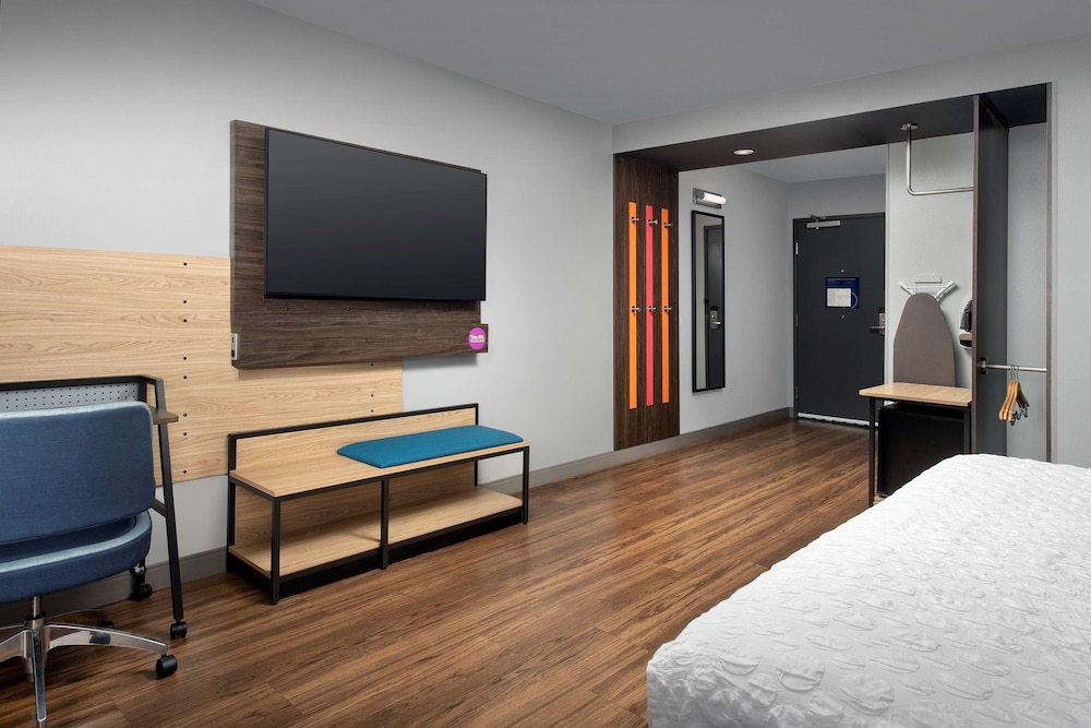 Room, 1 King Bed, Accessible (Roll-In Shower, Mobility & Hearing) photo 1