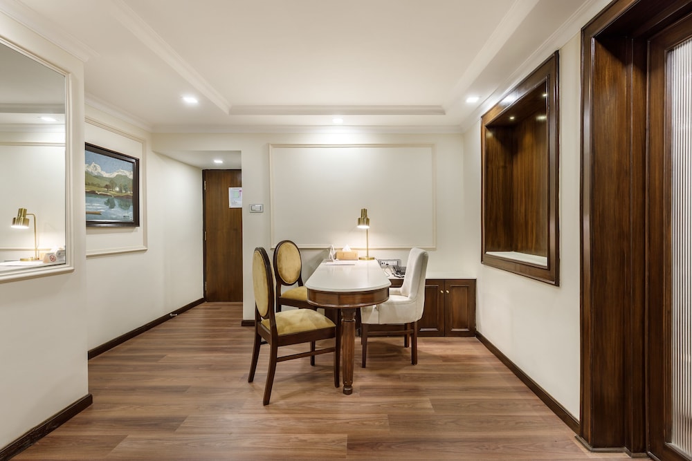 Suite - Photo 16