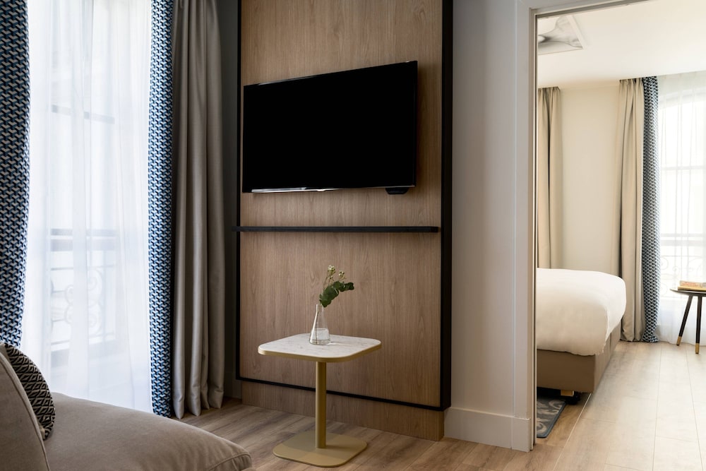 Junior Suite, 1 King Bed photo 2