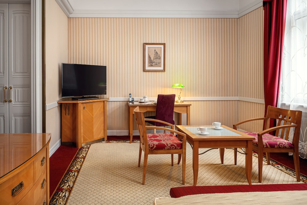 Junior Suite, 1 King Bed - Photo 4