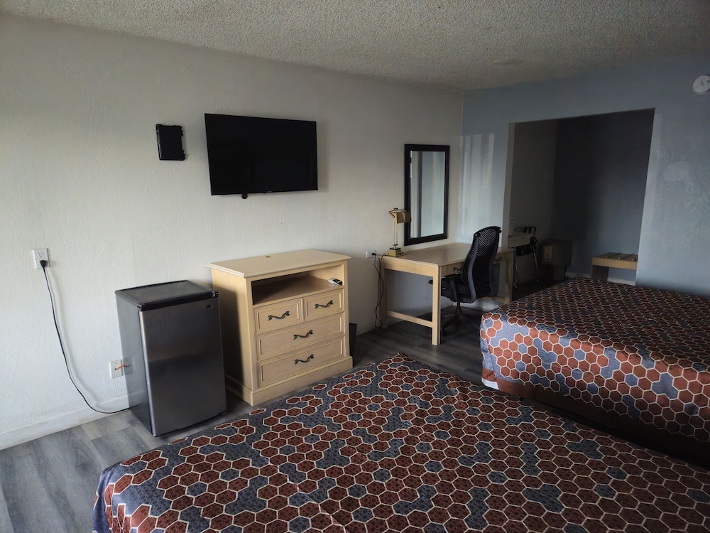 Standard Room, 2 Queen Beds, Non Smoking photo 2