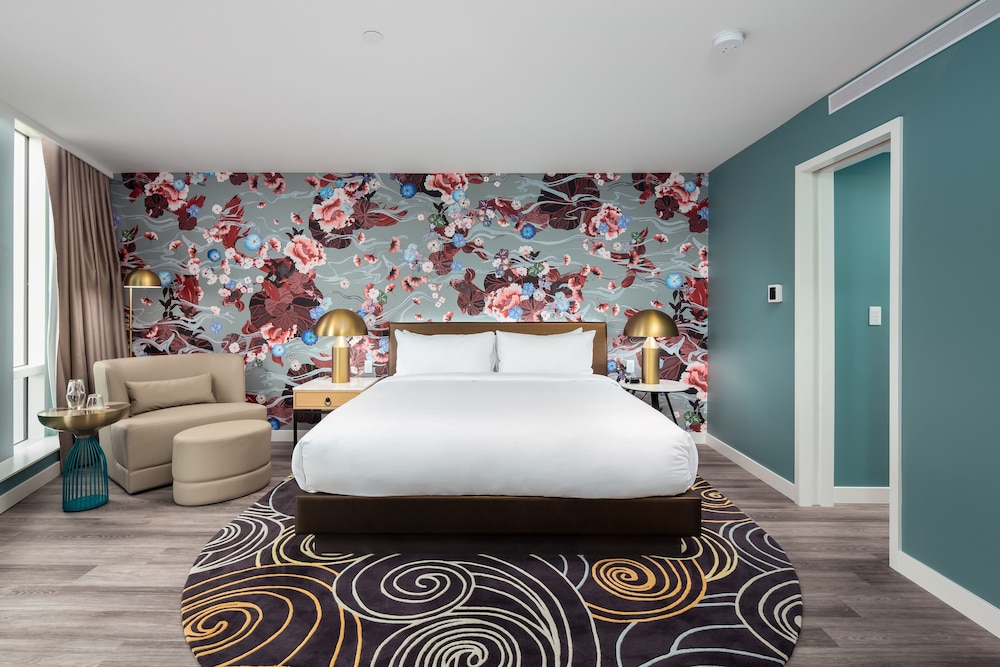 Signature Suite - Photo 10