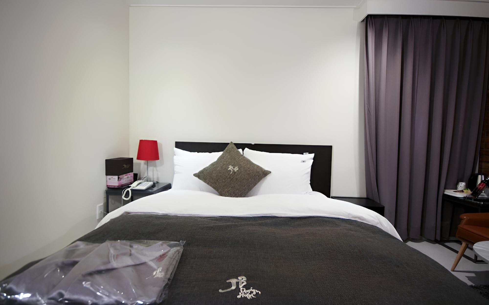 Room (Deluxe Suite (Netflix available)) - Photo 3