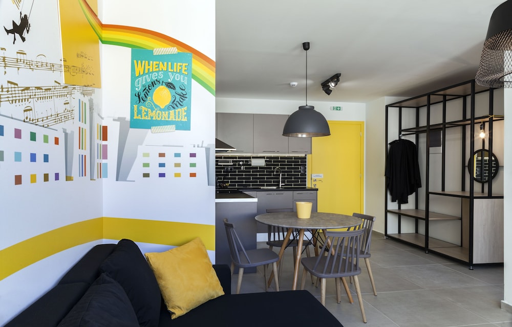 Deluxe Quadruple Room (Yellow) photo 2