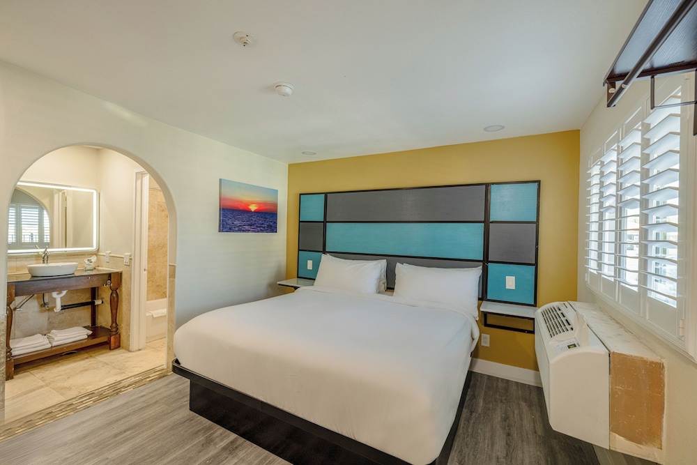 Room, 1 King Bed, Smoking, Jetted Tub - Photo 2
