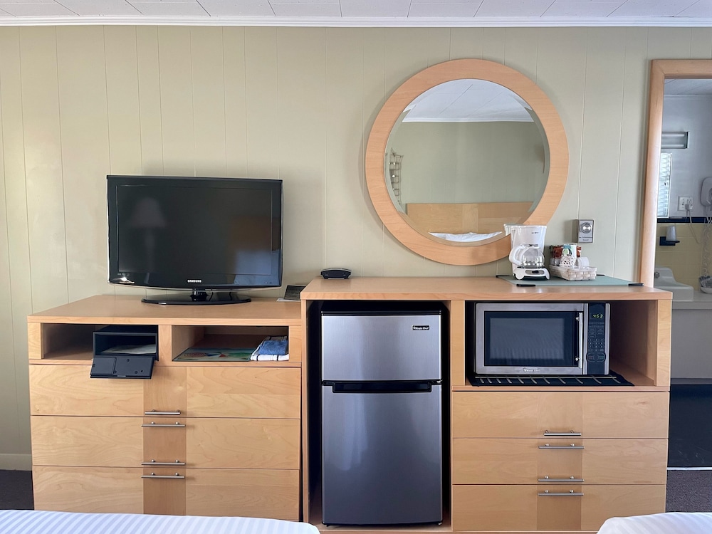 Motel #7 – Single room with refrigerator, microwave & coffeemaker photo 3