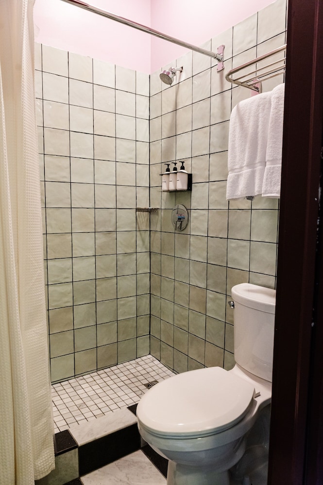 Queen Suite (24/7 Front Desk) - Photo 13